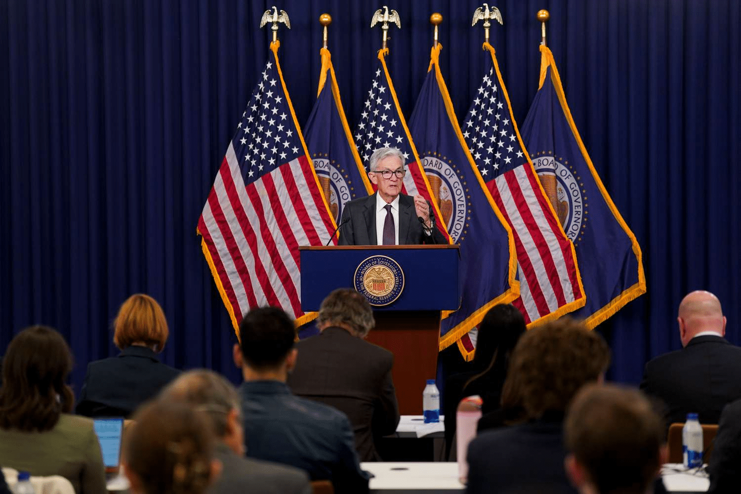Ketua The Fed Jerome Powell berbicara di podium, membahas kebijakan moneter Di Tengah US Shutdown